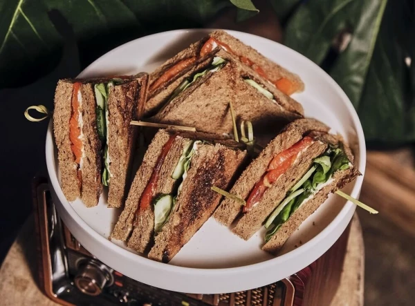 Сэндвич со слабосоленной семгой 