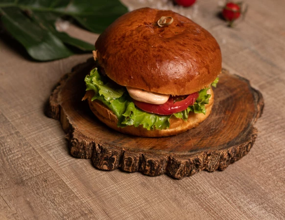 Бургер с говяжьей котлетой