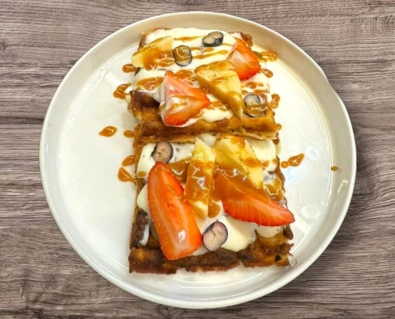Вафли с бананом и клубникой