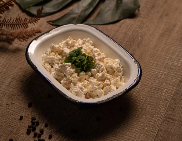 Творог с изюмом и сметаной