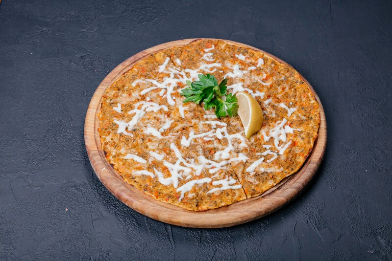Лахмаджун с сыром