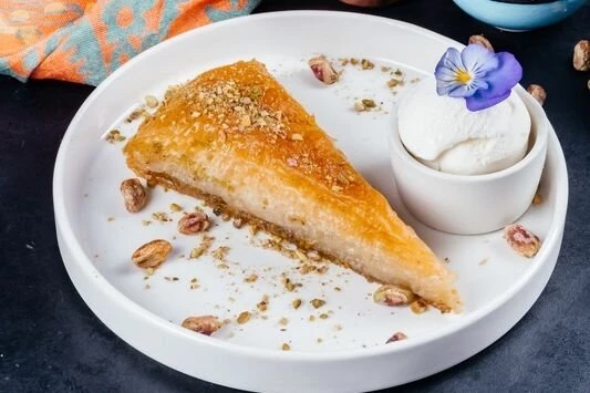 Турецкая баклава с фисташками и мороженым