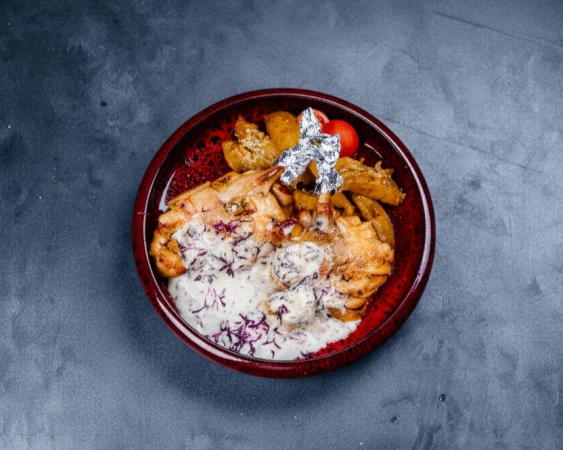 Куриные бедрышки под сливочно-грибным соусом