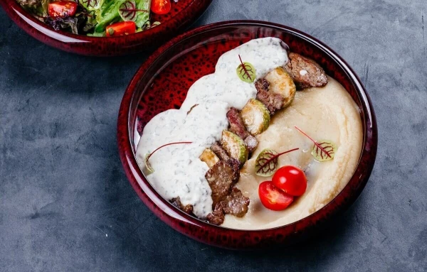 Мини медальоны с картофельным пюре под сливочно-грибным соусом