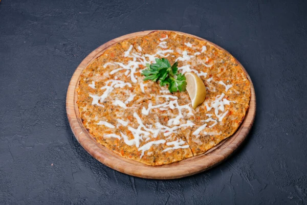 Лахмаджун с сыром