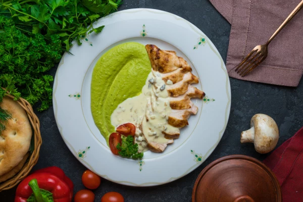 Куриный стейк под сливочно-грибным соусом
