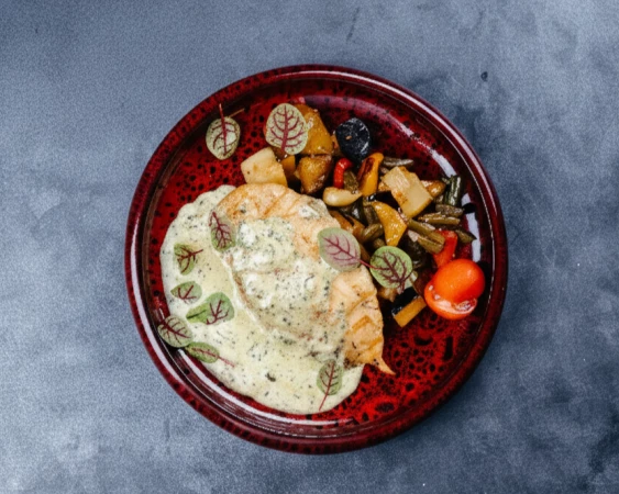 Куриная грудка под сливочно-шпинатным соусом