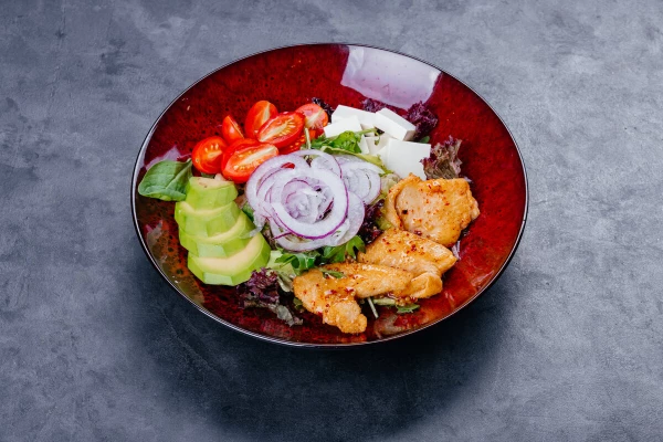 Теплый салат с курицей и авокадо