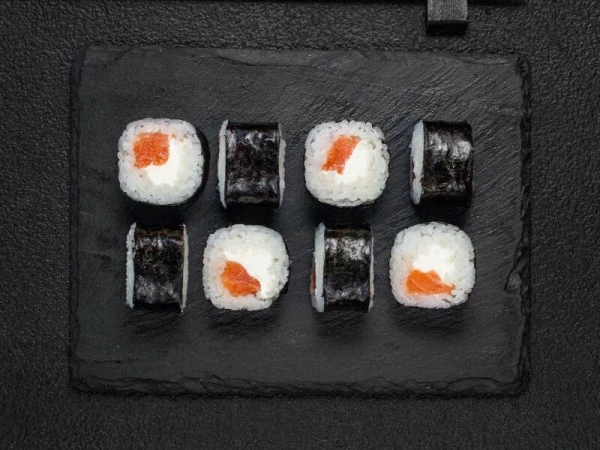 Ролл с лососем и сыром