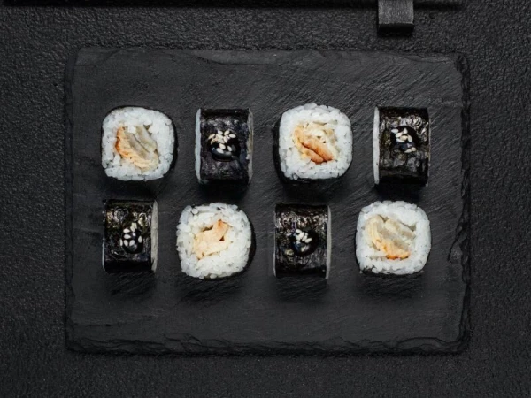 Ролл с угрём