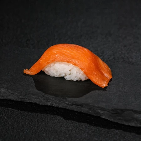 Суши с лососем