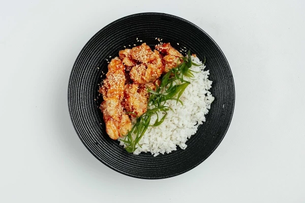 Чикен в соусе Том Ям