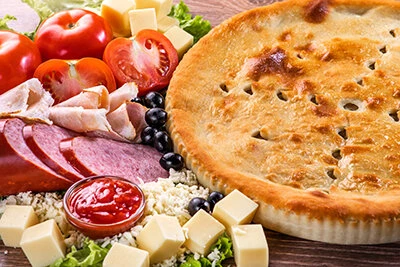 Пирог с салями и беконом