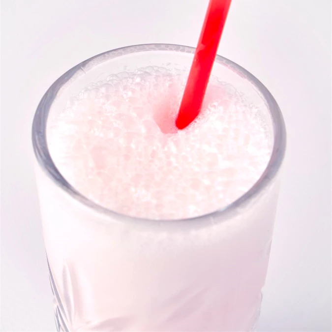 Коктейль с клубничным топпингом 