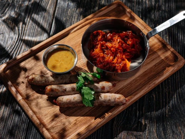 Мюнхенские белые колбаски с тушеной капустой и горчичным соусом