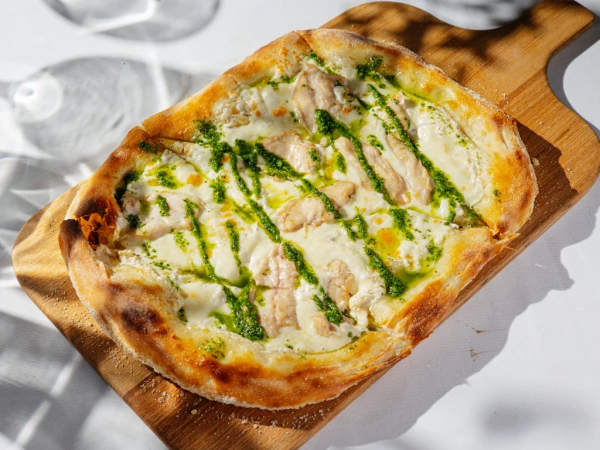 Пицца цыпленок и песто