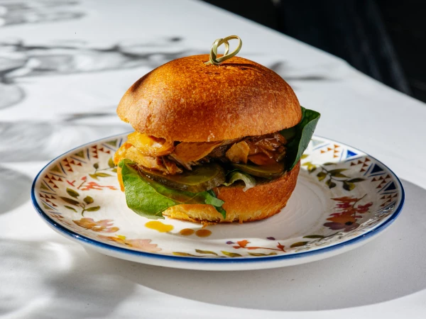 Бургер с рваной свининой