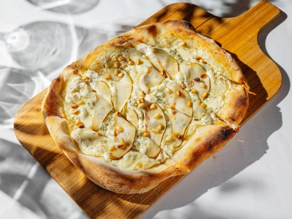 Пицца груша и горгонзола