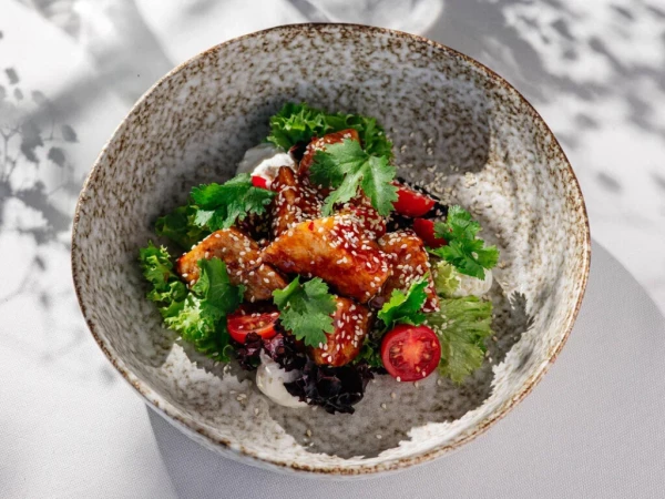 Салат с хрустящими баклажанами и сыром