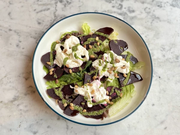 Салат с печенной свеклой и страчателлой 