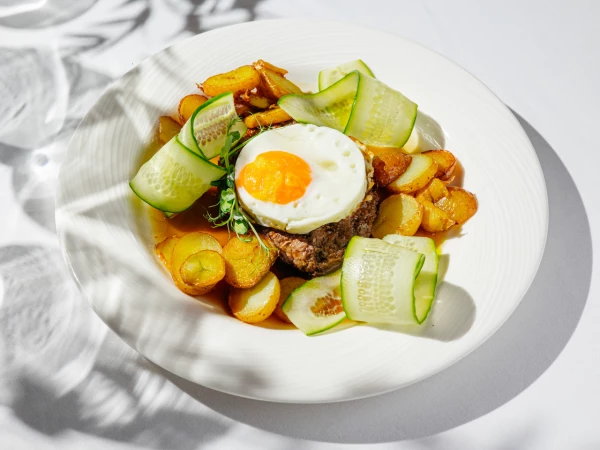 Бифштекс с яйцом и беби картофелем