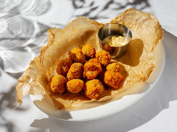 Куриный попкорн с сырным соусом