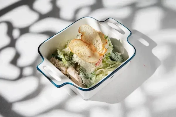 Салат Цезарь с курицей