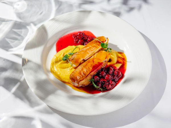 Стейк из утки с тыквенным пюре и вишневым компоте