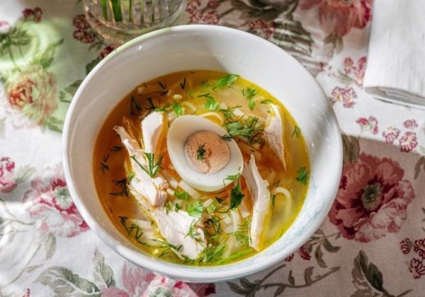 Куриный бульон с яйцом и лапшой
