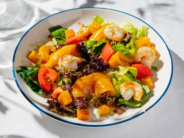 Салат с креветками манго и печеной тыквой