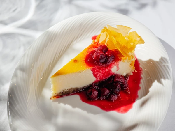 Чизкейк Баскский с грецким орехом и вишневым конфи