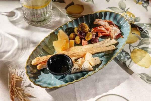 Антипасти с мясными деликотесами и сырами