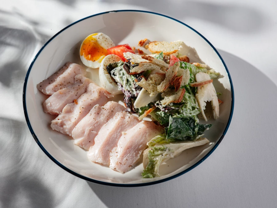 Салат с цыпленком су-вид и копченым сыром