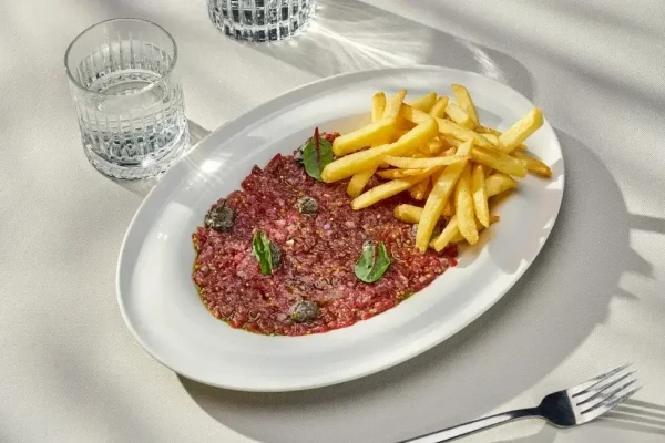 Тар тар из говядины с мозговой косточкой и картофелем фри