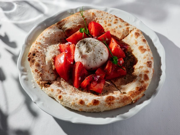 Фокачча с бурратой и томатами