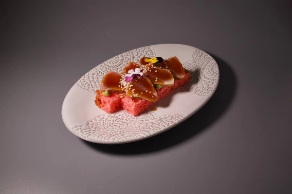 Тапасы с опаленным тунцом,снежным крабом и гуакамоле