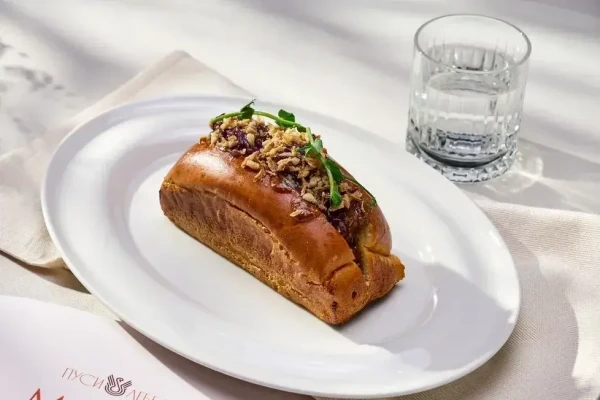 Хот Дог с рваным мясом и луковым конфитюром