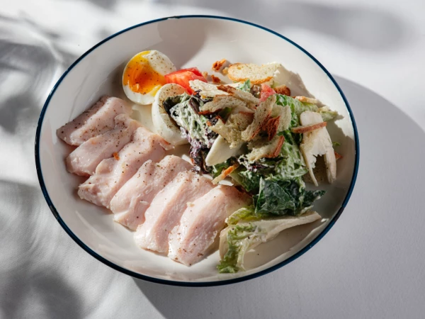 Салат с цыпленком су-вид и копченым сыром