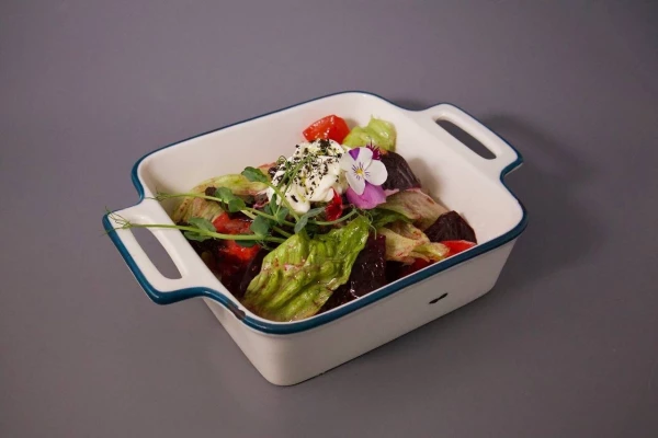 Салат с печеной свеклой и вишней