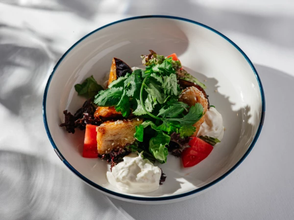 Салат с хрустящими баклажанами и сыром