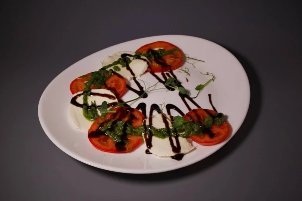 Капрезе с томатами и соусом песто