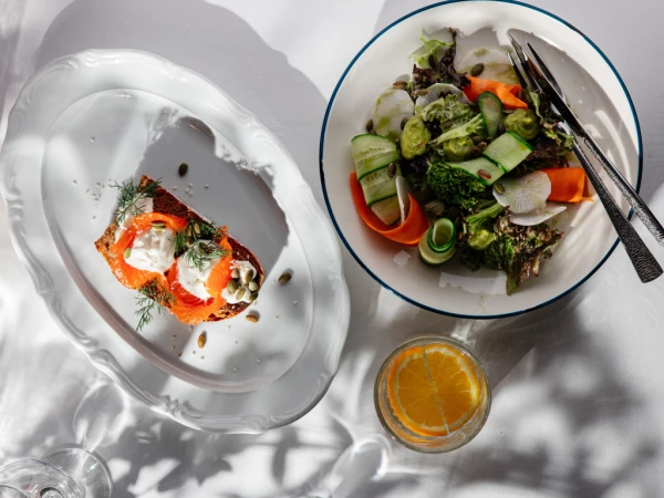 Завтрак с зеленым салатом и тартином с форелью