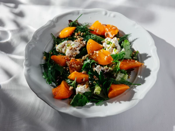 Салат с хурмой и страчателлой