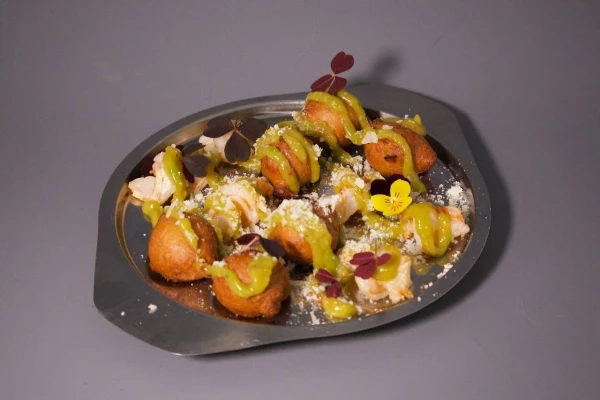 Пончики с крудо из креветок и гуакамоле