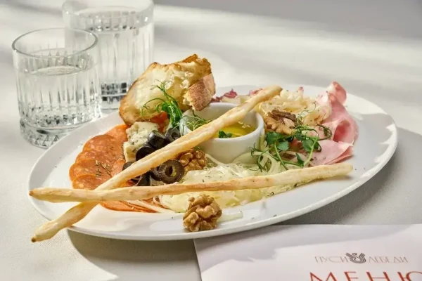 Антипасти ассорти мясных и сырных деликатесов