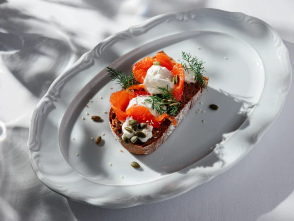 Тартин с форелью и страчателлой