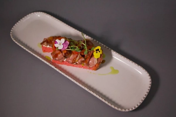 Тапасы с ростбифом, печеным перцем и сыром