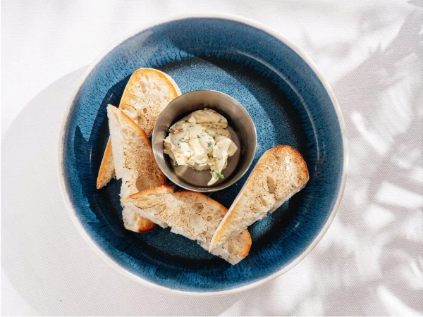 Хлебная корзина с маслом