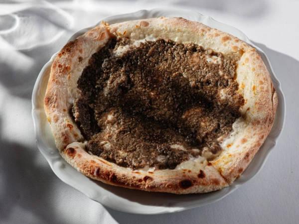 Пицца с трюфельным дюкселем и страчателлой 