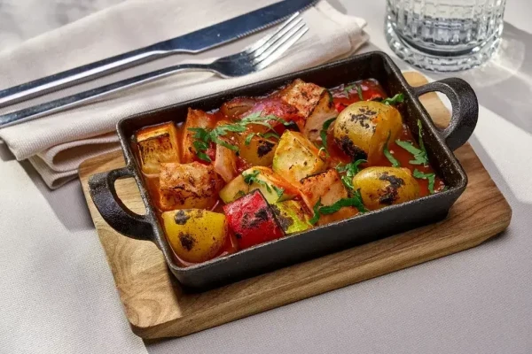 Куриная сковородка в соусе наполи с молодым картофелем 